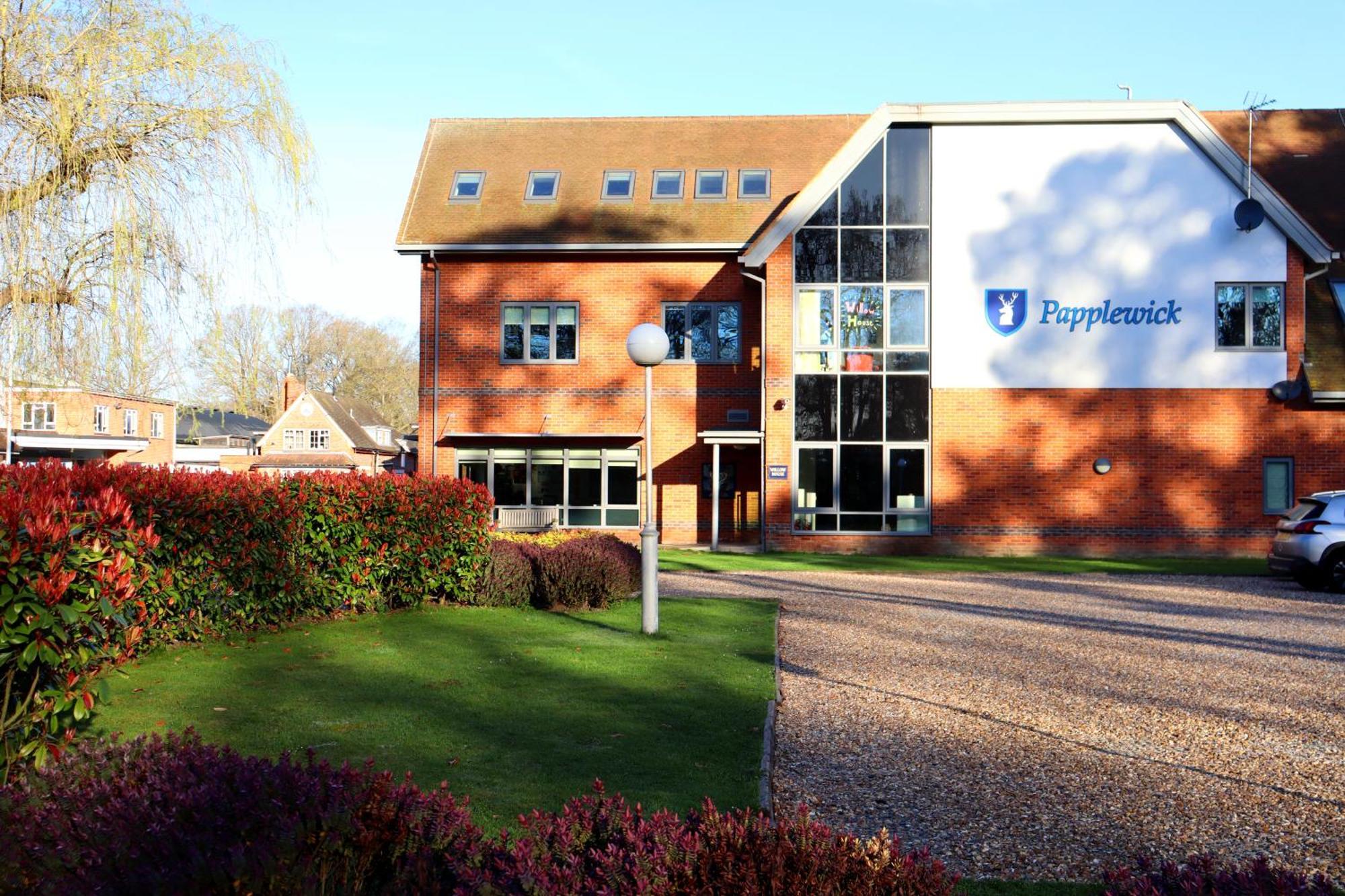 Luxury 2 Bed Apt, Sleeps 4, Secure Prkg-1 Car, Racecourse 5min Walk, Legoland & Lapland 8mins, Windsor 15mins *
