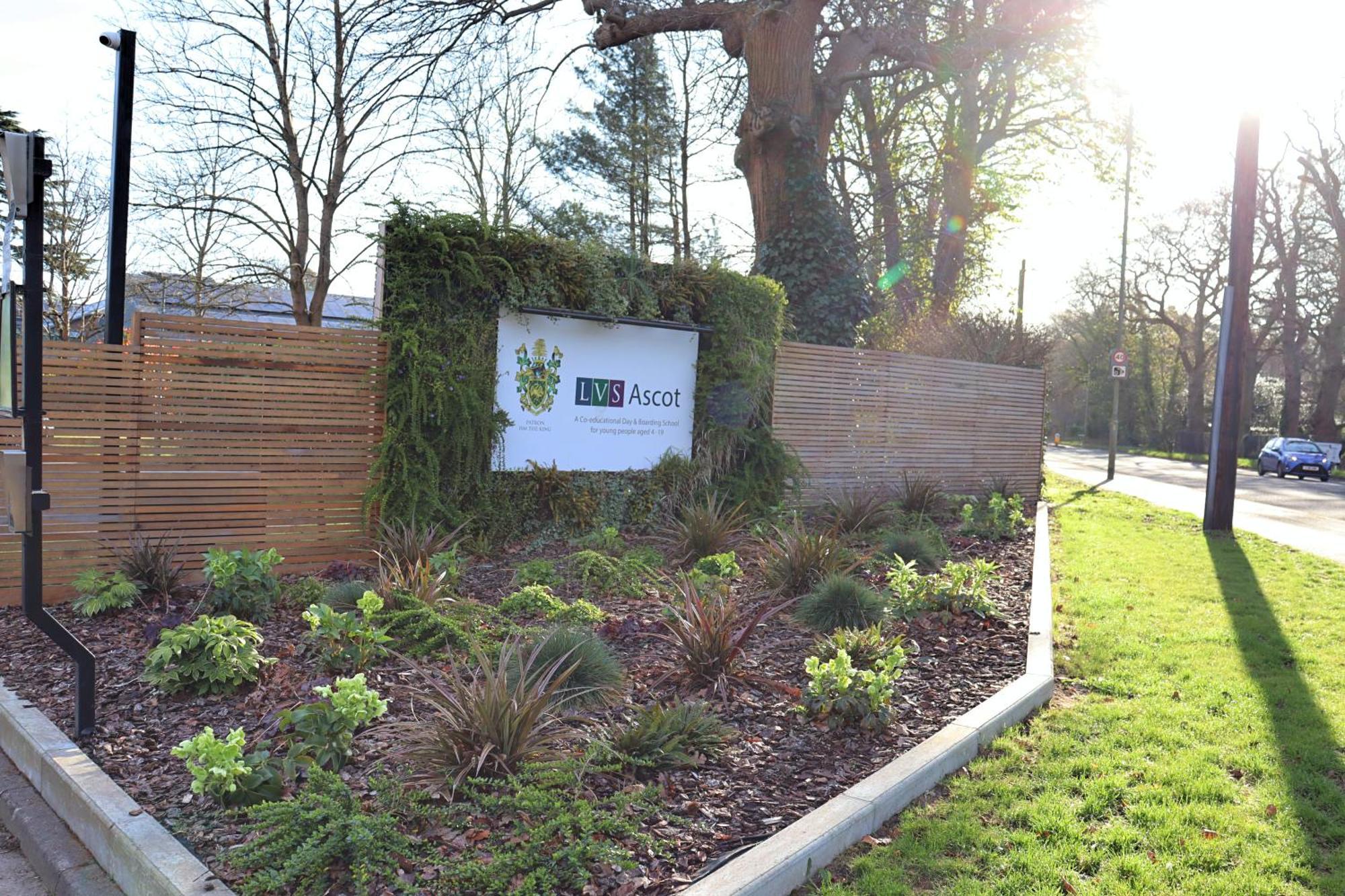 Luxury 2 Bed Apt, Sleeps 4, Secure Prkg-1 Car, Racecourse 5min Walk, Legoland & Lapland 8mins, Windsor 15mins Apartment *