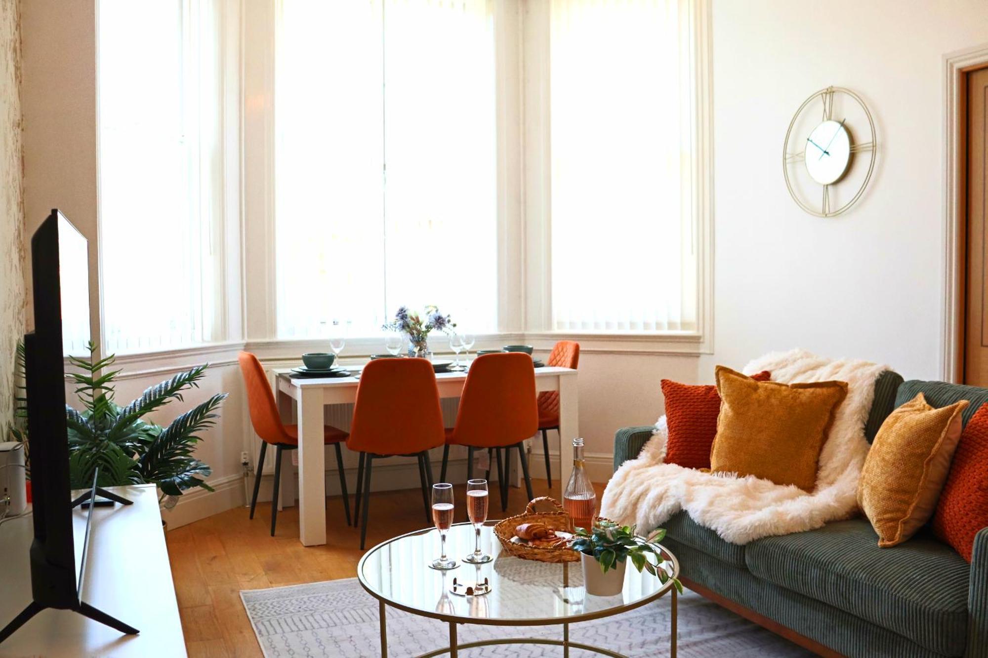 Luxury 2 Bed Apt, Sleeps 4, Secure Prkg-1 Car, Racecourse 5min Walk, Legoland & Lapland 8mins, Windsor 15mins
