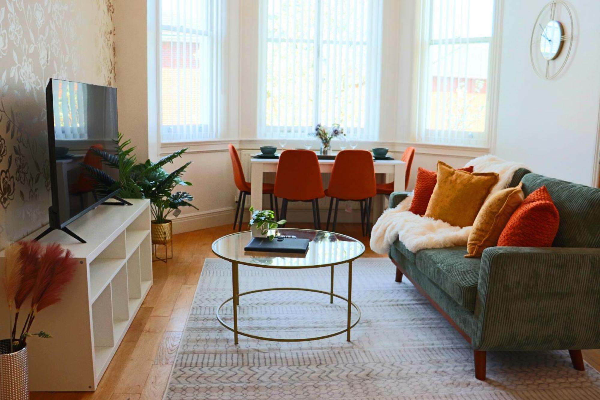 Apartment Luxury 2 Bed Apt, Sleeps 4, Secure Prkg-1 Car, Racecourse 5min Walk, Legoland & Lapland 8mins, Windsor 15mins *