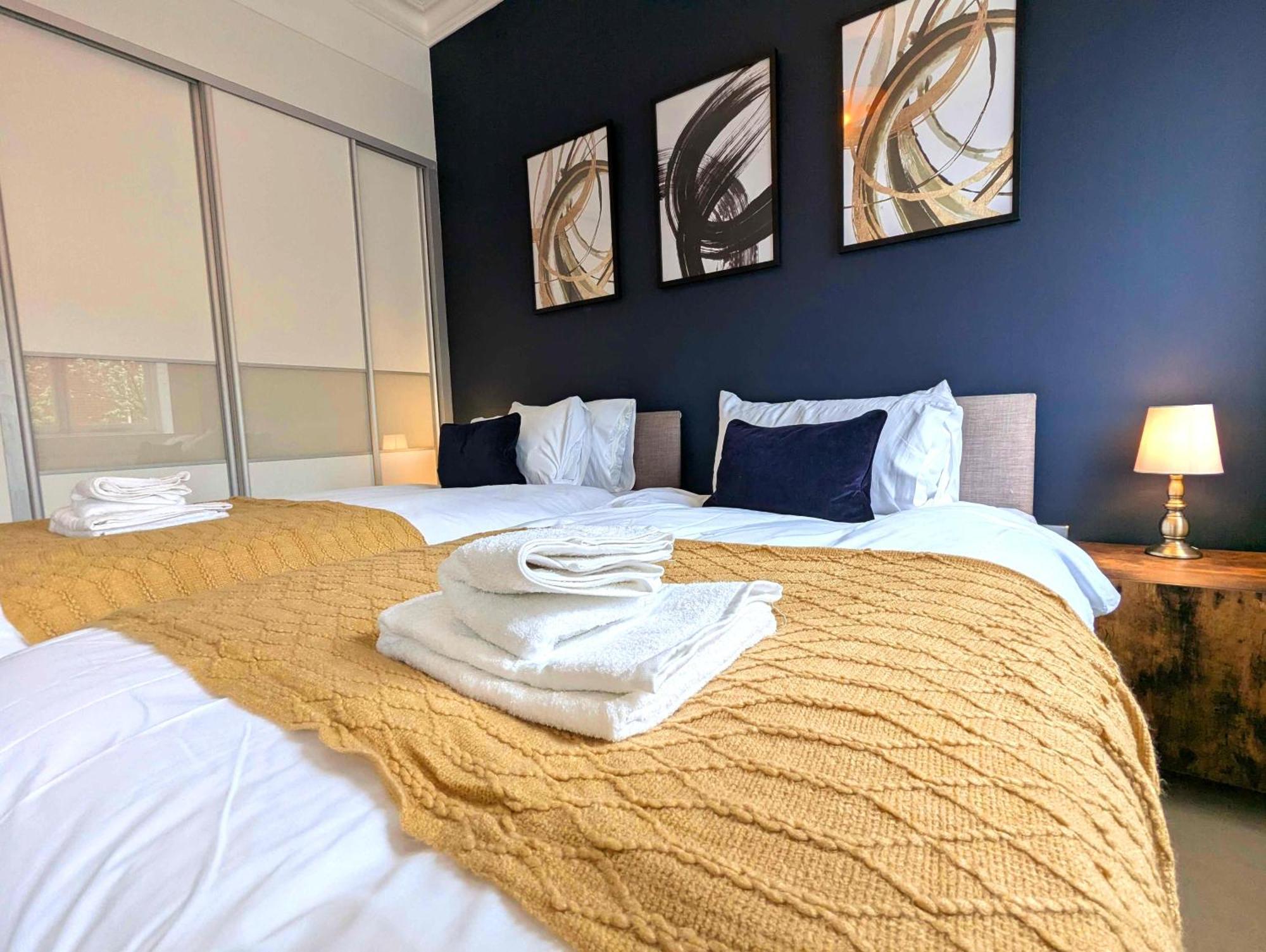Luxury 2 Bed Apt, Sleeps 4, Secure Prkg-1 Car, Racecourse 5min Walk, Legoland & Lapland 8mins, Windsor 15mins