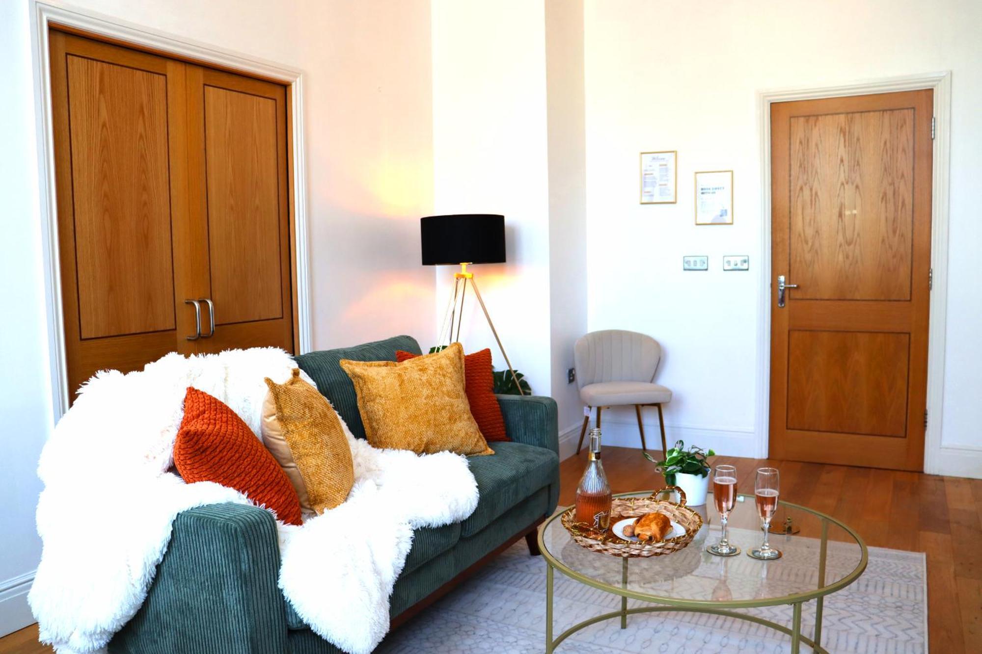Apartment Luxury 2 Bed Apt, Sleeps 4, Secure Prkg-1 Car, Racecourse 5min Walk, Legoland & Lapland 8mins, Windsor 15mins *