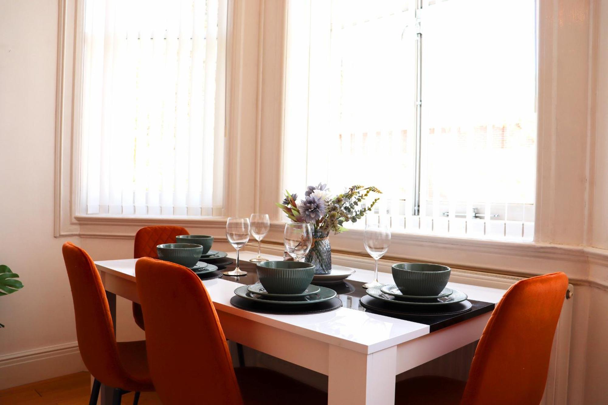 Luxury 2 Bed Apt, Sleeps 4, Secure Prkg-1 Car, Racecourse 5min Walk, Legoland & Lapland 8mins, Windsor 15mins Ascot (Berkshire)