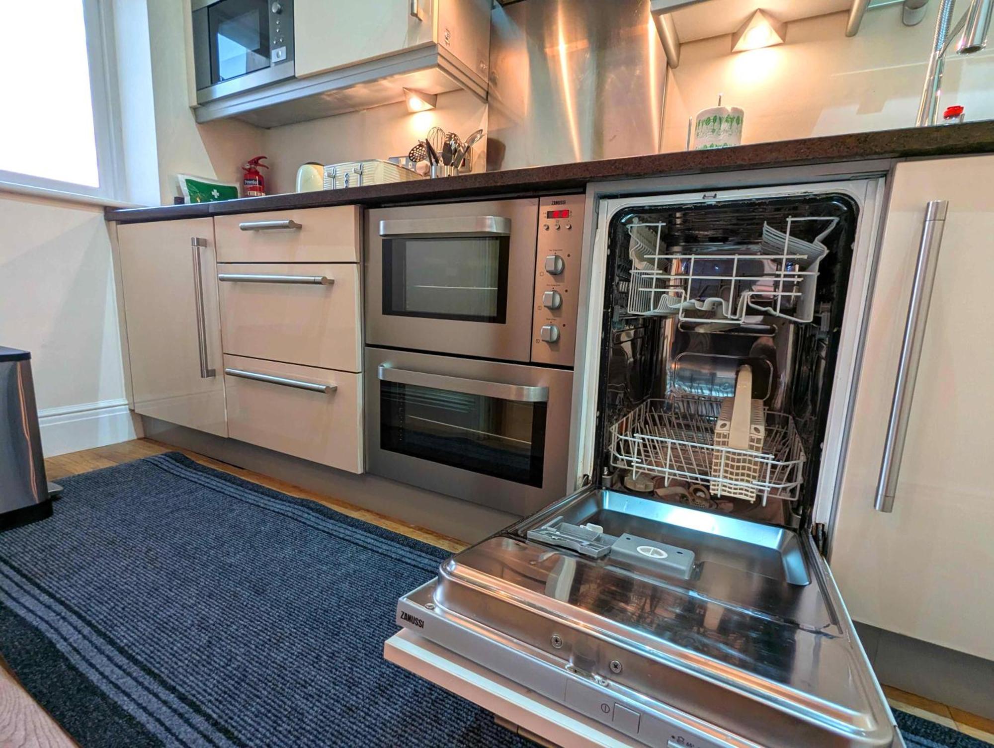 Apartment Luxury 2 Bed Apt, Sleeps 4, Secure Prkg-1 Car, Racecourse 5min Walk, Legoland & Lapland 8mins, Windsor 15mins