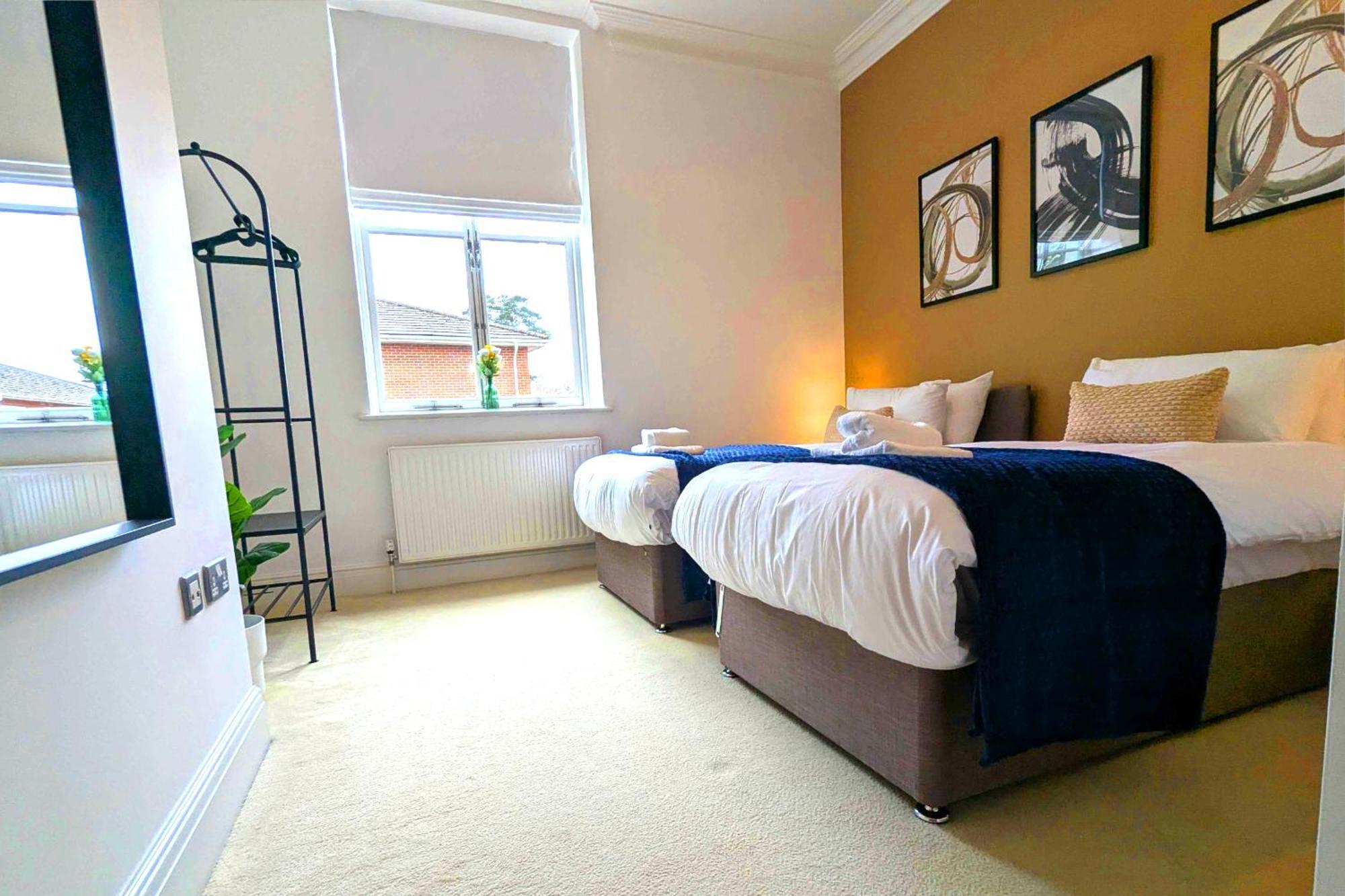 Luxury 2 Bed Apt, Sleeps 4, Secure Prkg-1 Car, Racecourse 5min Walk, Legoland & Lapland 8mins, Windsor 15mins Apartment Ascot (Berkshire)