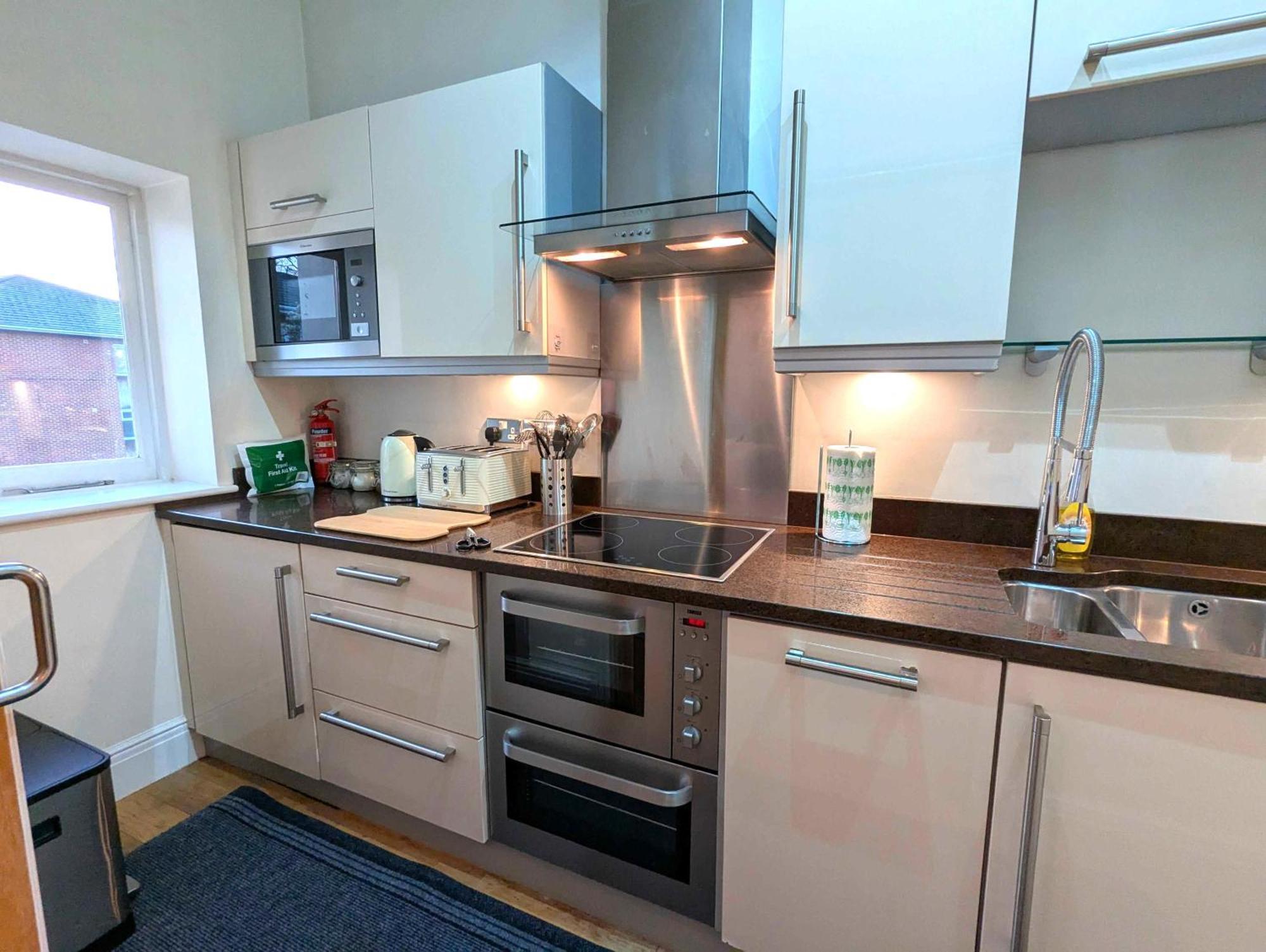 Apartment Luxury 2 Bed Apt, Sleeps 4, Secure Prkg-1 Car, Racecourse 5min Walk, Legoland & Lapland 8mins, Windsor 15mins