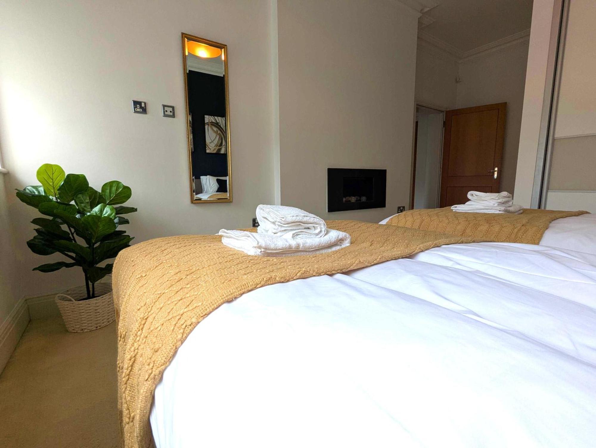 Luxury 2 Bed Apt, Sleeps 4, Secure Prkg-1 Car, Racecourse 5min Walk, Legoland & Lapland 8mins, Windsor 15mins Apartment *
