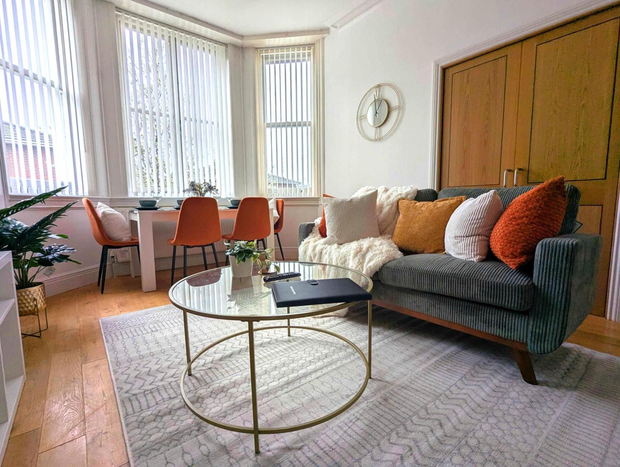 Apartment Luxury 2 Bed Apt, Sleeps 4, Secure Prkg-1 Car, Racecourse 5min Walk, Legoland & Lapland 8mins, Windsor 15mins *