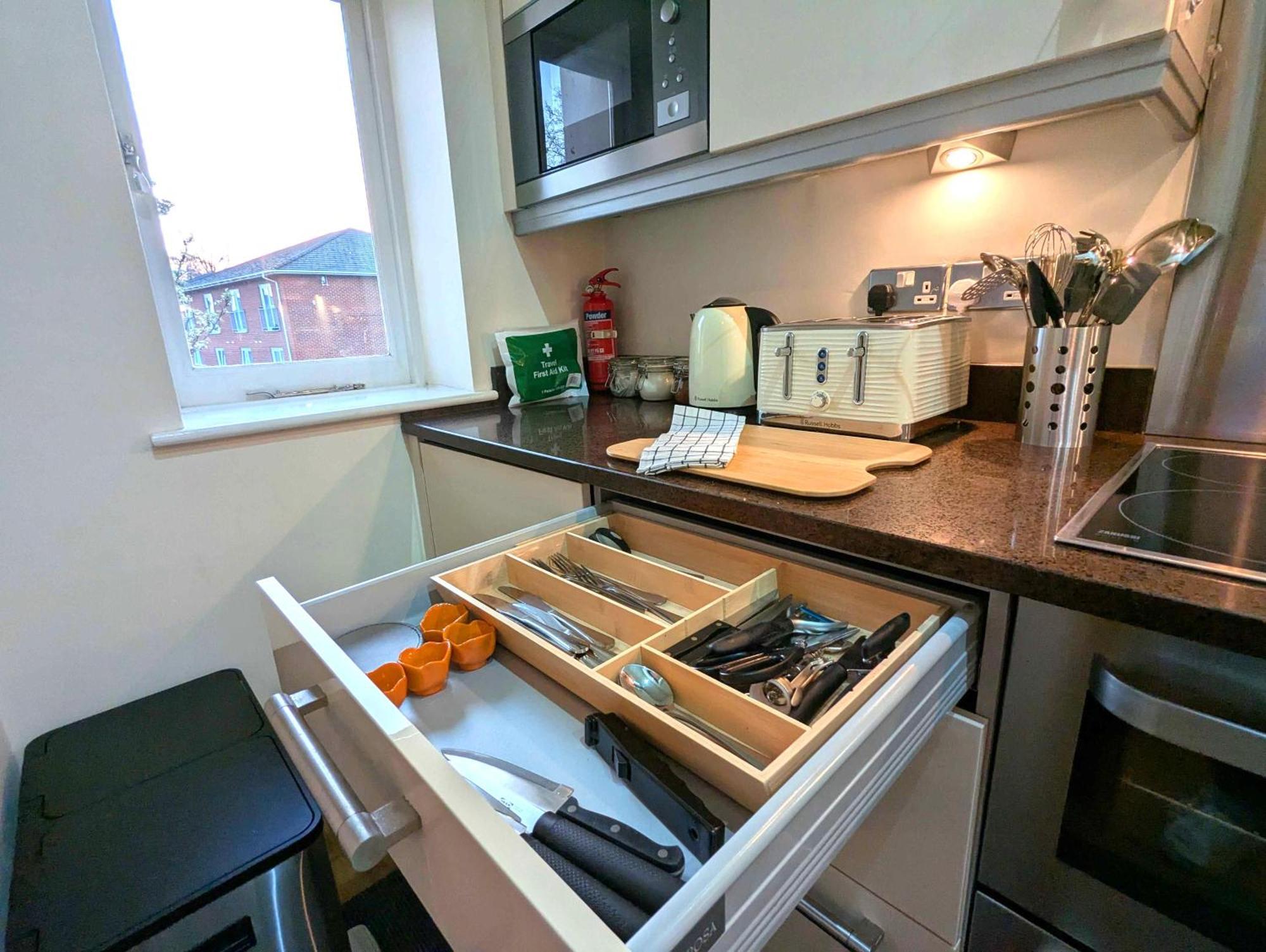 Luxury 2 Bed Apt, Sleeps 4, Secure Prkg-1 Car, Racecourse 5min Walk, Legoland & Lapland 8mins, Windsor 15mins Apartment *