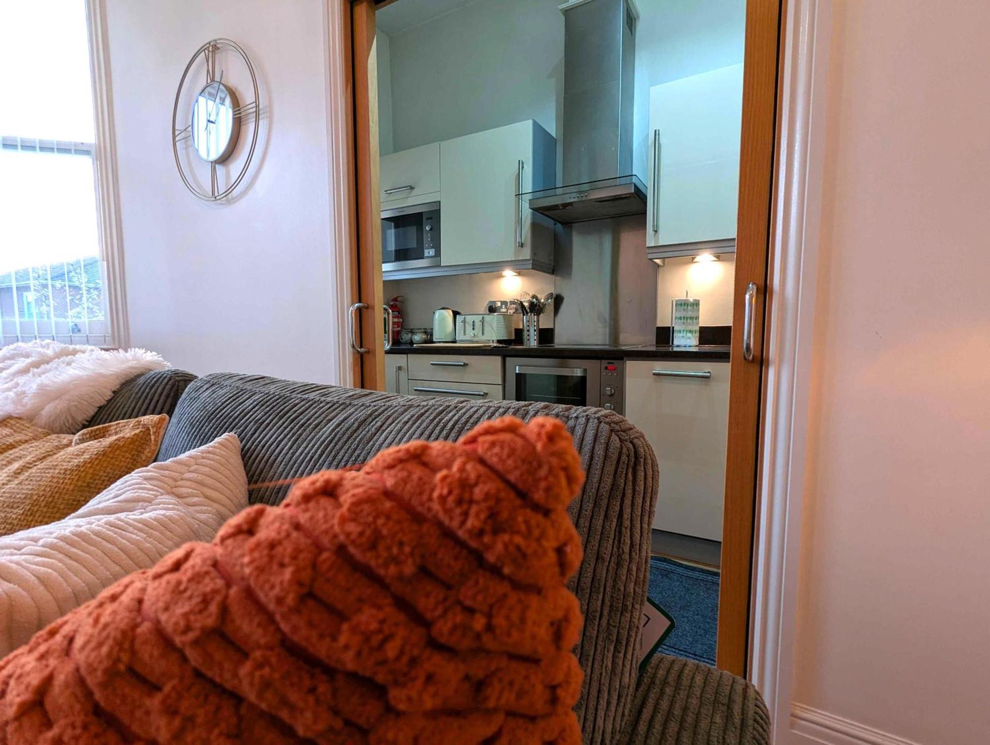 Apartment Luxury 2 Bed Apt, Sleeps 4, Secure Prkg-1 Car, Racecourse 5min Walk, Legoland & Lapland 8mins, Windsor 15mins Ascot (Berkshire)