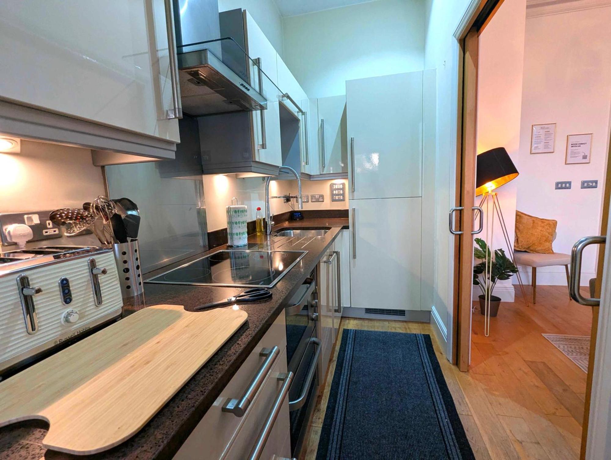 Luxury 2 Bed Apt, Sleeps 4, Secure Prkg-1 Car, Racecourse 5min Walk, Legoland & Lapland 8mins, Windsor 15mins Apartment Ascot (Berkshire)