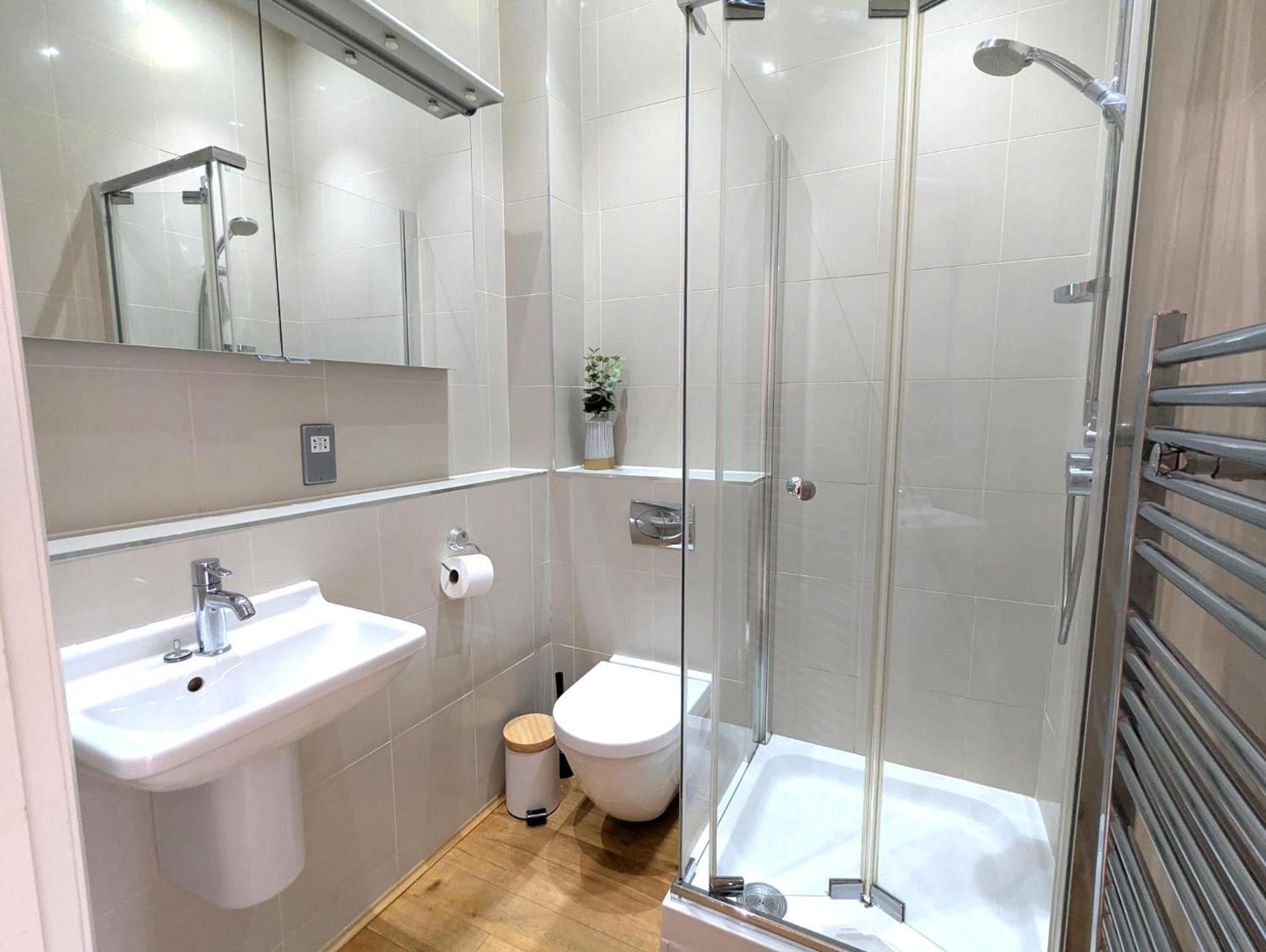 Luxury 2 Bed Apt, Sleeps 4, Secure Prkg-1 Car, Racecourse 5min Walk, Legoland & Lapland 8mins, Windsor 15mins Apartment Ascot (Berkshire)